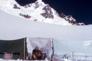 Camp and last slopes of Tharkot